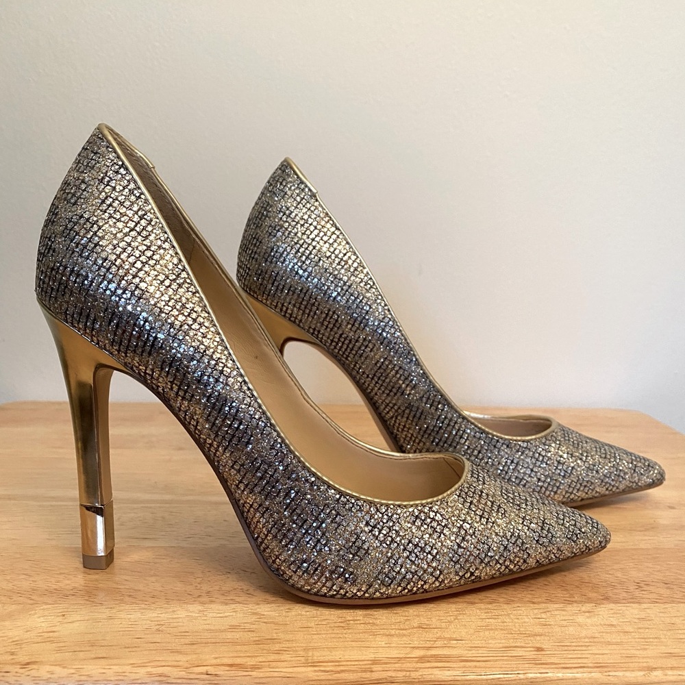 Guess Pumps